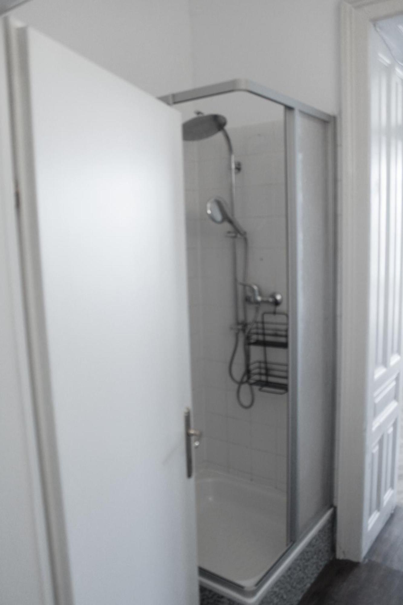 Spittelau Spacious Bright Contactless Selfcheckin Metro Train Station * Vienne