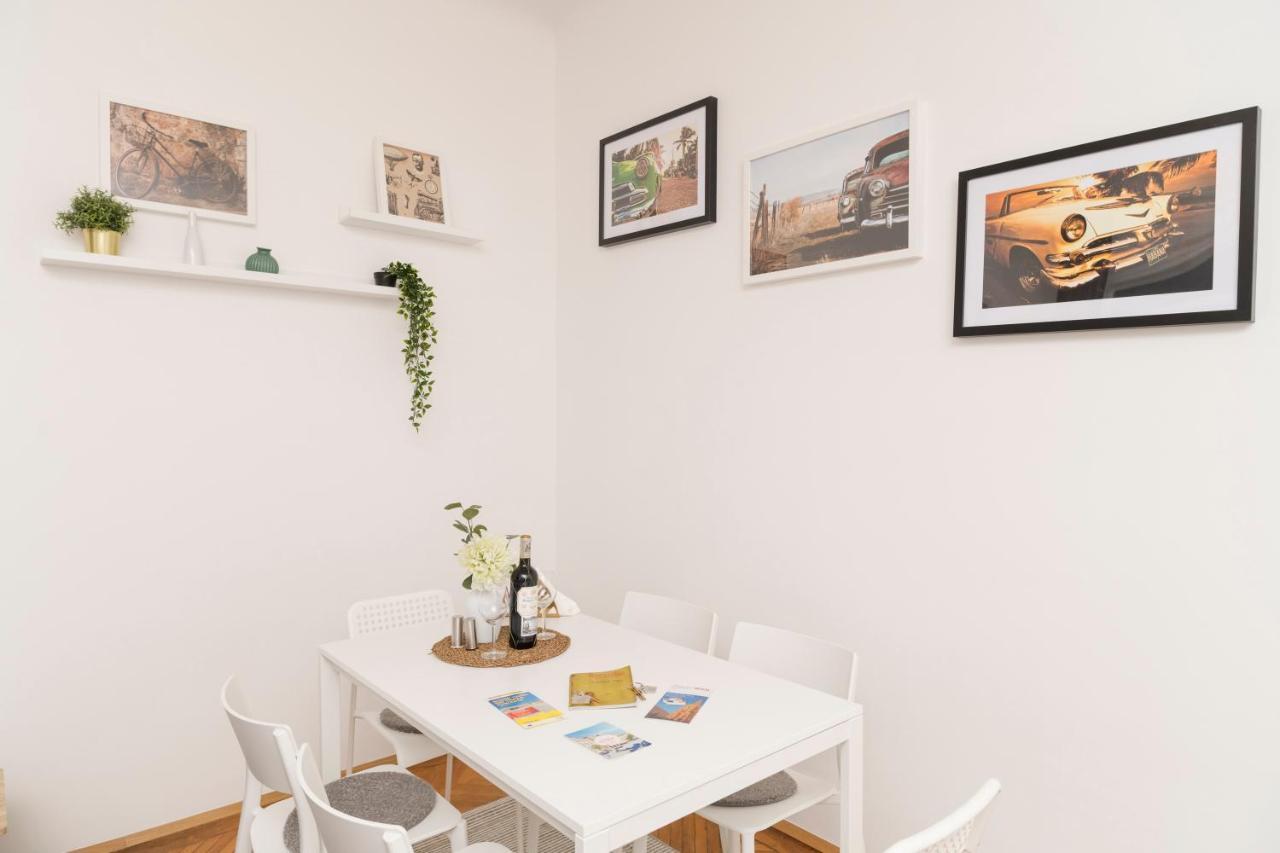 Spittelau Spacious Bright Contactless Selfcheckin Metro Train Station * Vienne